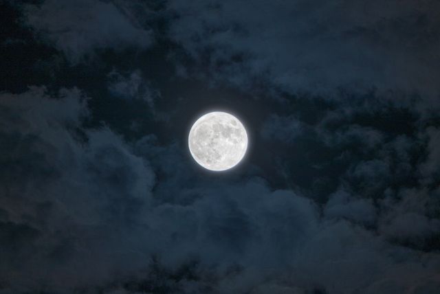 云层中的月亮